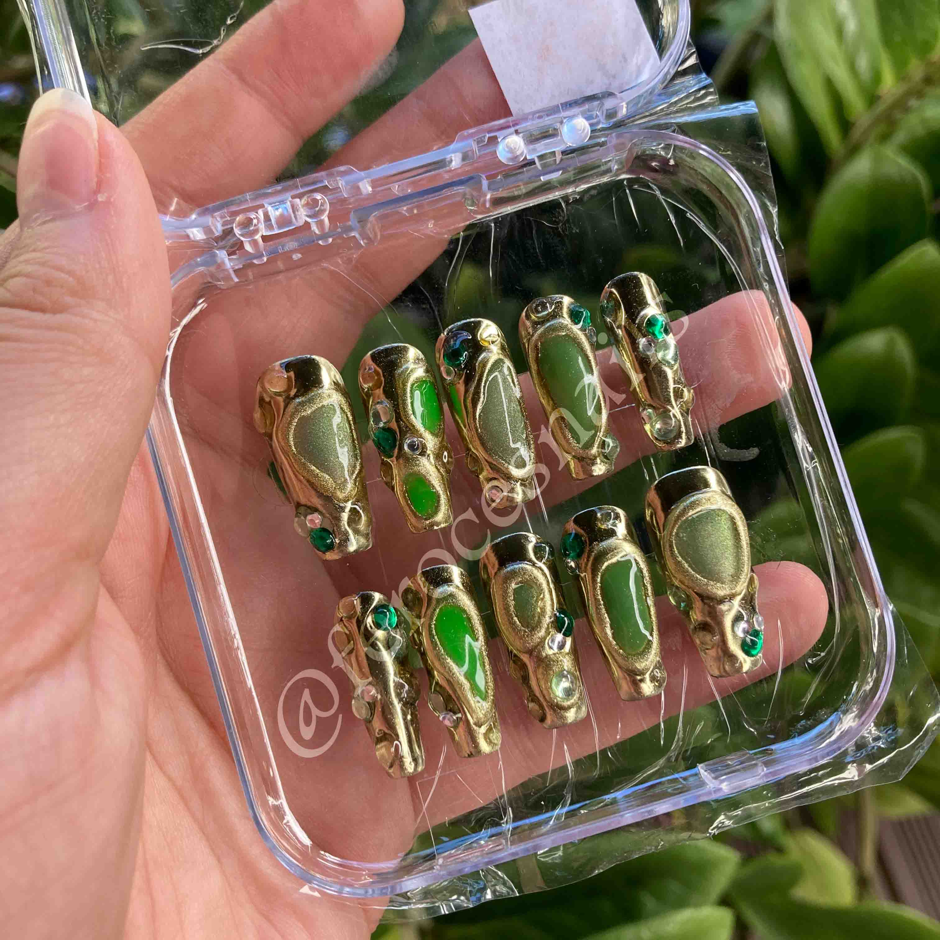 Golden bill - Press-on nails coffin